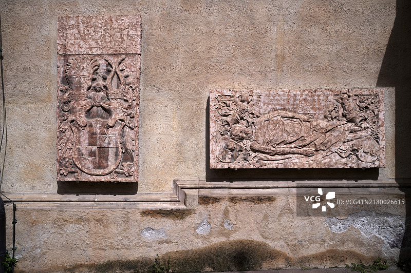 圣尼古拉斯教区教堂外墙上的历史墓碑，意大利博尔扎诺自治省梅拉诺图片素材