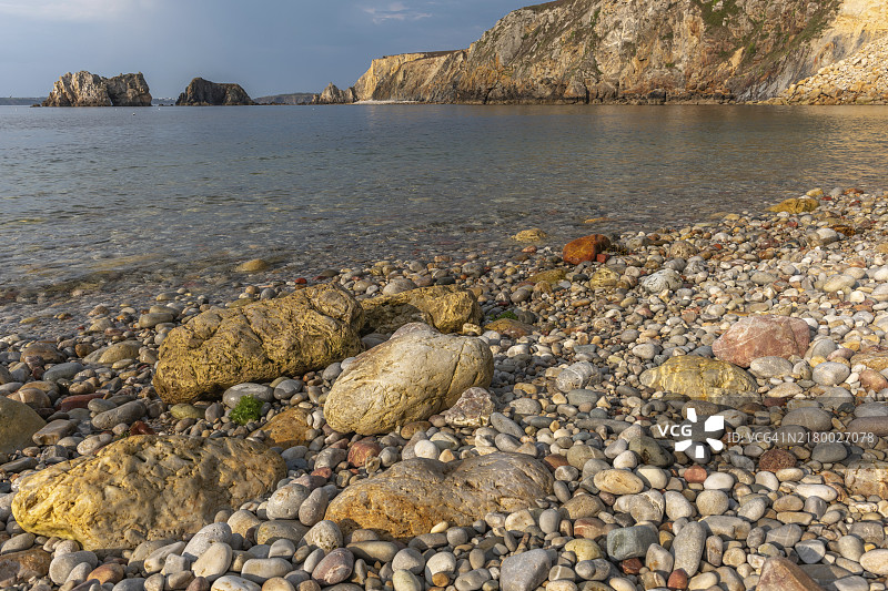 大西洋沿岸的卵石滩，位于法国布列塔尼菲尼斯泰尔克罗宗卡马雷图片素材