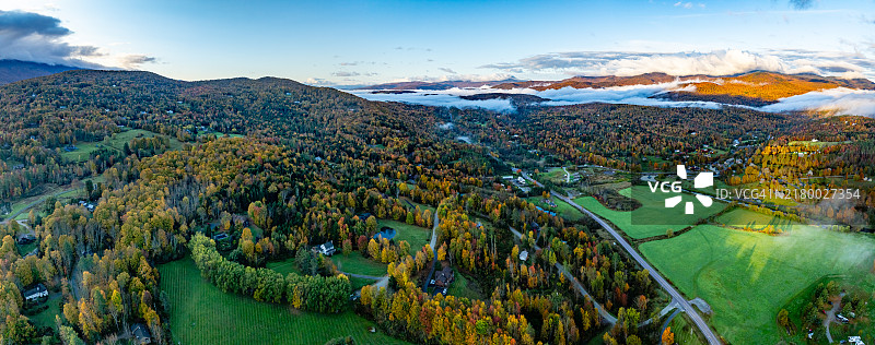 美国佛蒙特州斯托，黄金溪VT-100公路景观图片素材
