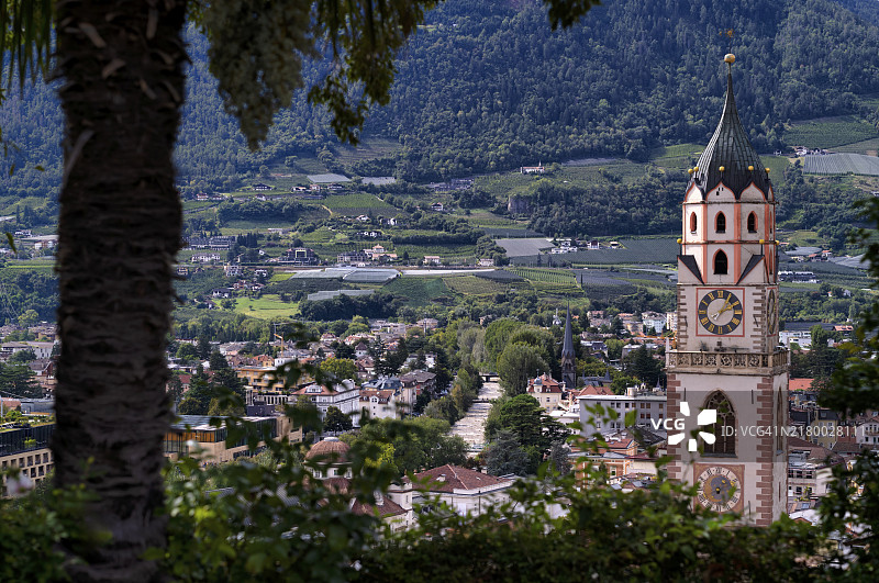 从塔佩纳小径眺望梅拉诺，圣尼古拉斯教堂，博尔扎诺自治省，意大利，欧洲图片素材