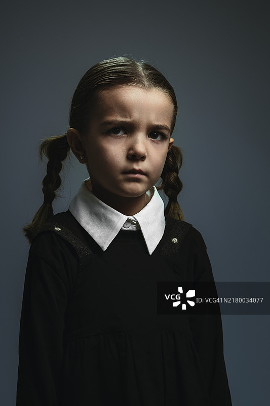 穿黑色连衣裙的女孩，工作室摄影图片素材