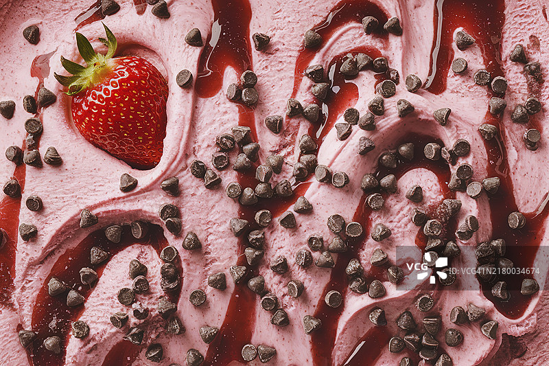 草莓冰淇淋的纹理，带有草莓酱的漩涡和巧克力碎片的点缀图片素材