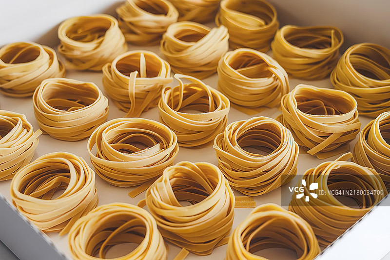 桌子上容器里的生意大利面特写图片素材