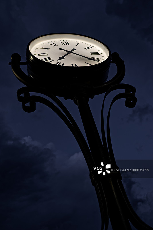 经典街道时钟与多云的天空图片素材