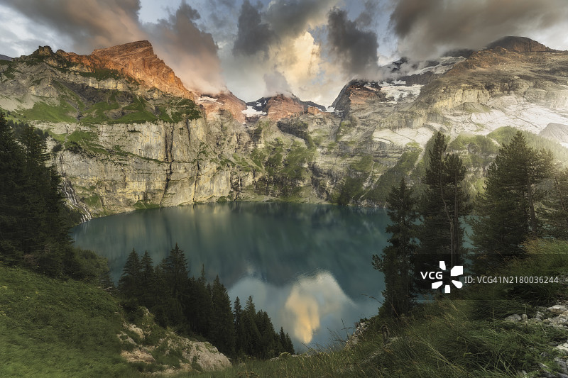 湖泊和山脉的全景视图，背景是天空图片素材