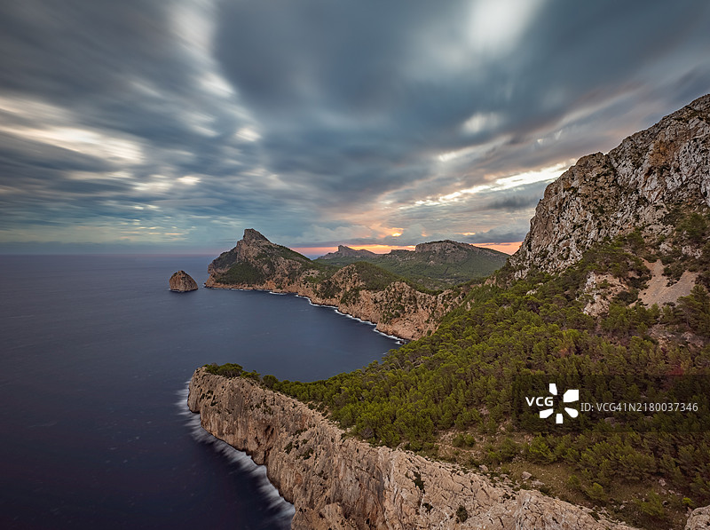 日落时分海面与天空的美丽景色图片素材