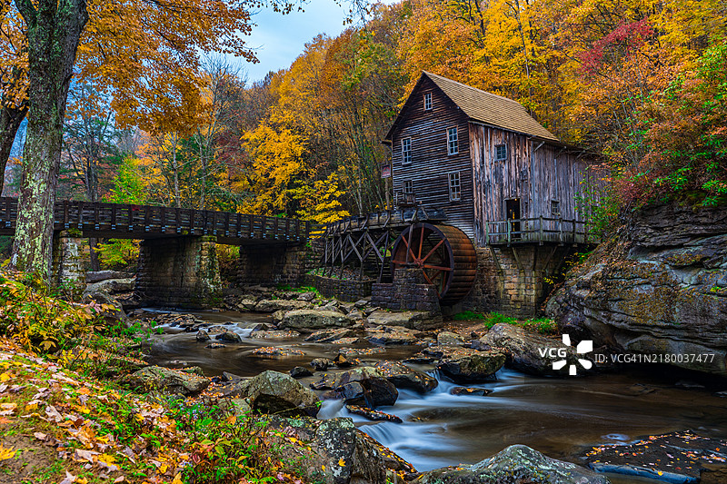 秋天时，西弗吉尼亚州费耶特维尔湖边的树木景观， 美国图片素材