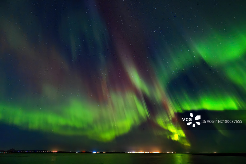 夜空下海洋的美丽景色图片素材