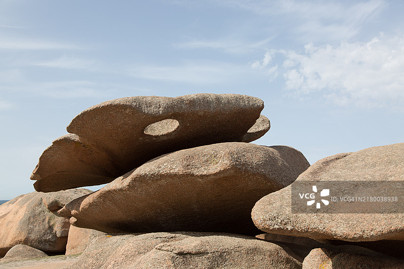 低角度视图的岩石与天空相对图片素材