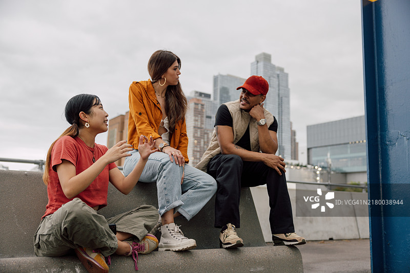 三位开心的朋友共度美好时光图片素材