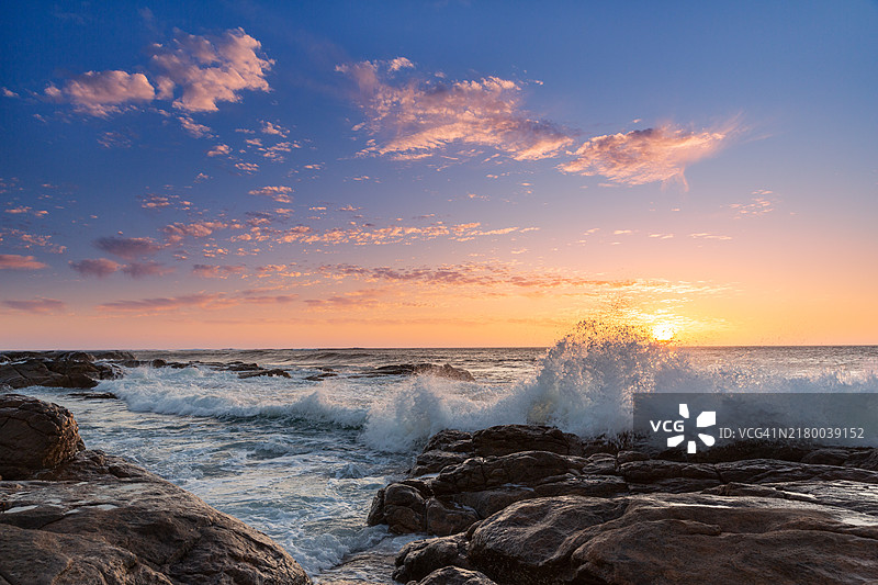 日落时分海面与天空的美丽景色图片素材