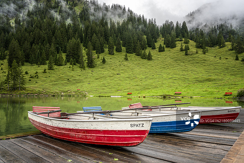 奥地利蒂罗尔州维尔萨尔普湖的划艇图片素材