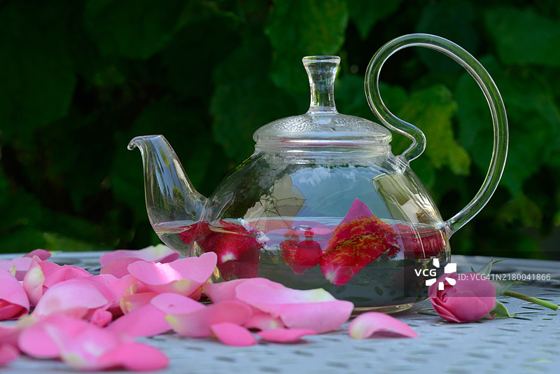 茶壶中的玫瑰花茶和玫瑰花瓣图片素材
