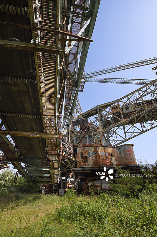 带有卸料输送带、挖掘机、斗轮挖掘机的吊杆，工业纪念碑，废弃之地，勃兰登堡州图片素材