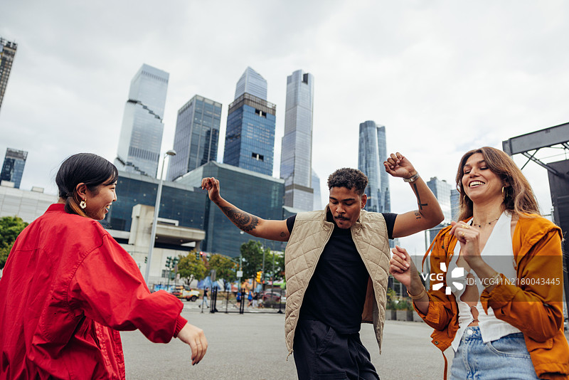 一群年轻人在户外跳舞图片素材