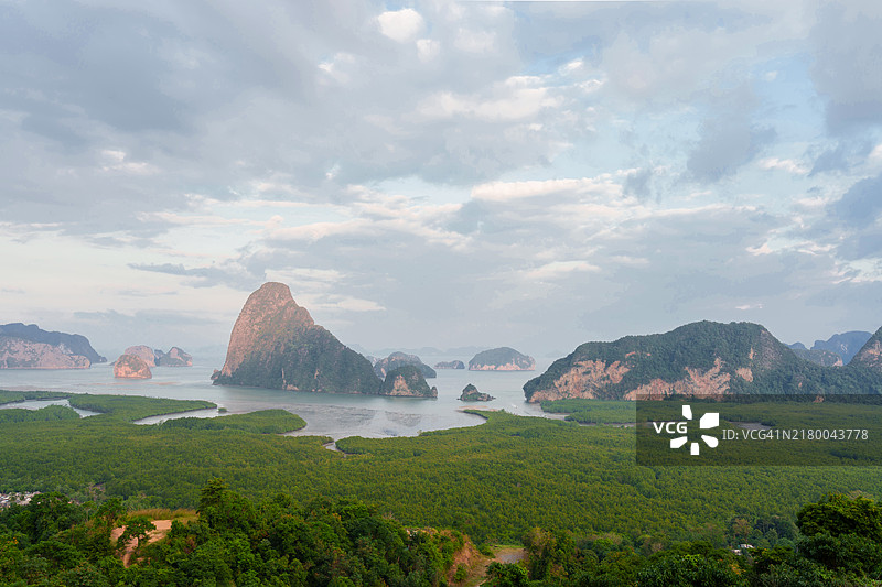 高耸的石灰岩悬崖、郁郁葱葱的岛屿和宁静的海洋构成了令人惊叹的海岸风光图片素材