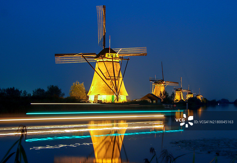 金德代克风车群（联合国教科文组织世界遗产）的傍晚光迹图片素材