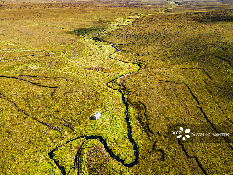 航拍：苏格兰刘易斯岛荒原上的小屋图片素材