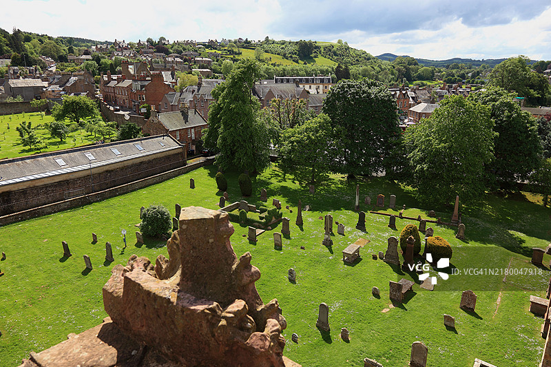 梅尔罗斯修道院：从塔楼俯瞰墓地和墓碑，苏格兰，英国图片素材