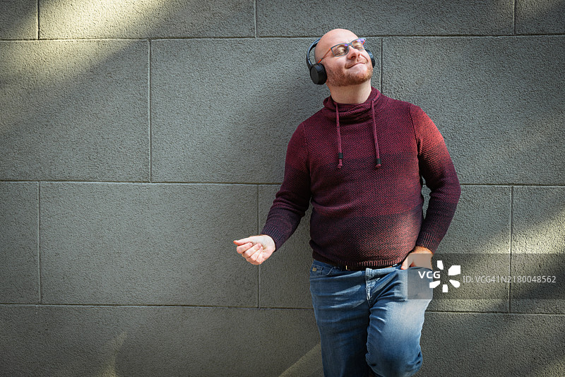 一个听音乐的男人肖像图片素材