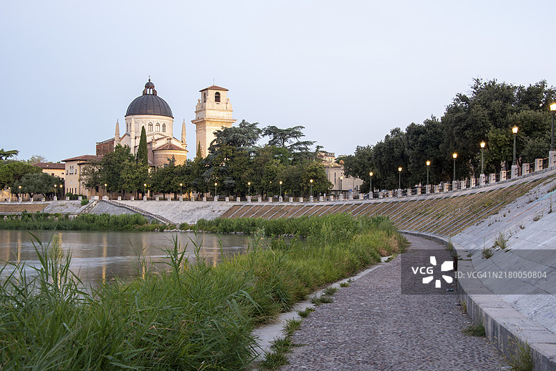 意大利维罗纳卢尔德圣母朝圣地图片素材