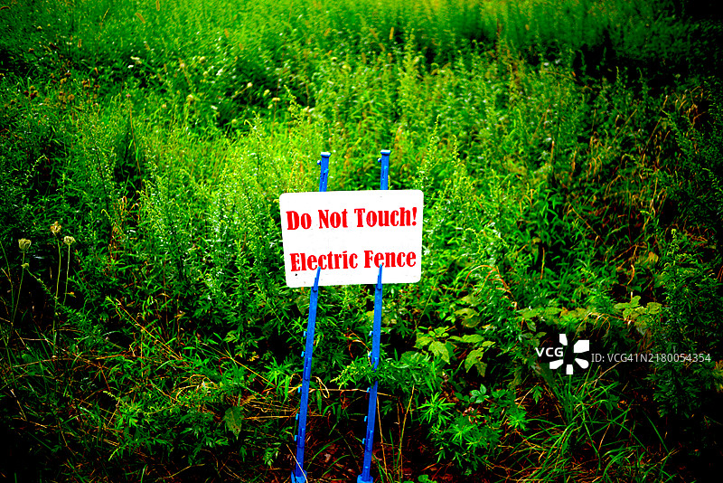 “请勿触摸！电栅栏”标志图片素材