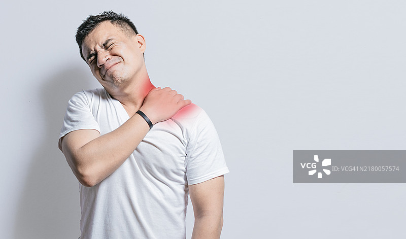 颈部和背部疼痛概念，男子颈部和背部肌肉疼痛，颈部和背部疼痛男子特写，孤立背景上的肌肉疼痛男子图片素材