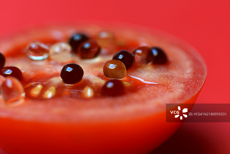 番茄上的意大利黑醋珍珠图片素材