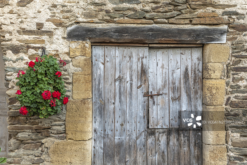 法国埃斯泰因村老旧房屋墙壁图片素材