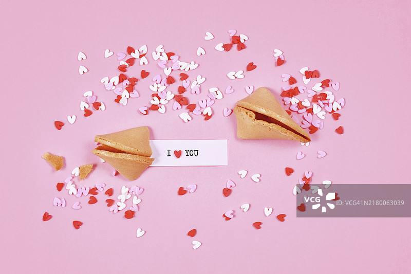 带有“我爱你”字样和糖粉爱心的幸运饼干（粉色背景）图片素材