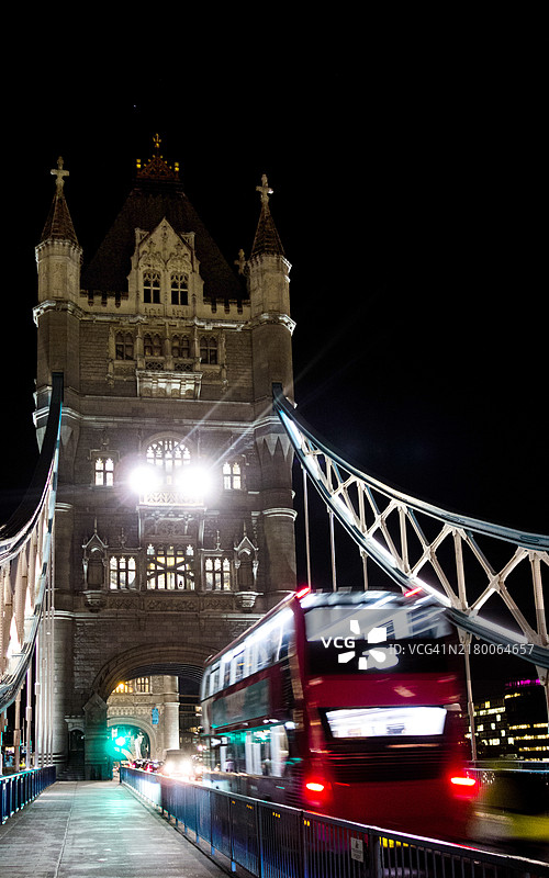 在伦敦塔桥上驾驶双层巴士夜景，英国图片素材