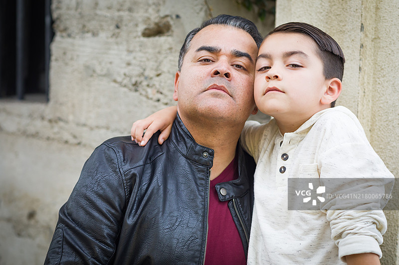 西班牙裔和白种人混血的儿子与父亲的肖像图片素材