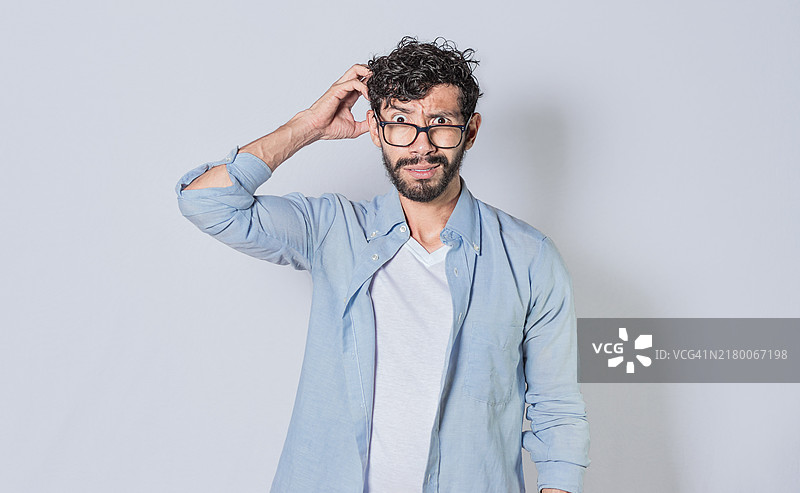 困惑的男人挠头，困惑的家伙挠头图片素材