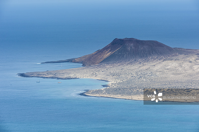 从塞萨尔·曼里克设计的观景台眺望格拉西奥萨岛，兰萨罗特岛，加那利群岛图片素材