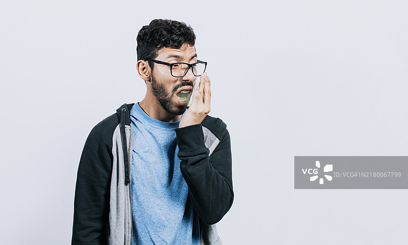 有口臭问题的人，口臭概念图片素材