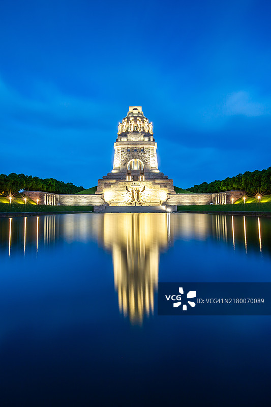 旅游目的地：蓝色时分的莱比锡人民会战纪念碑（萨克森州）图片素材