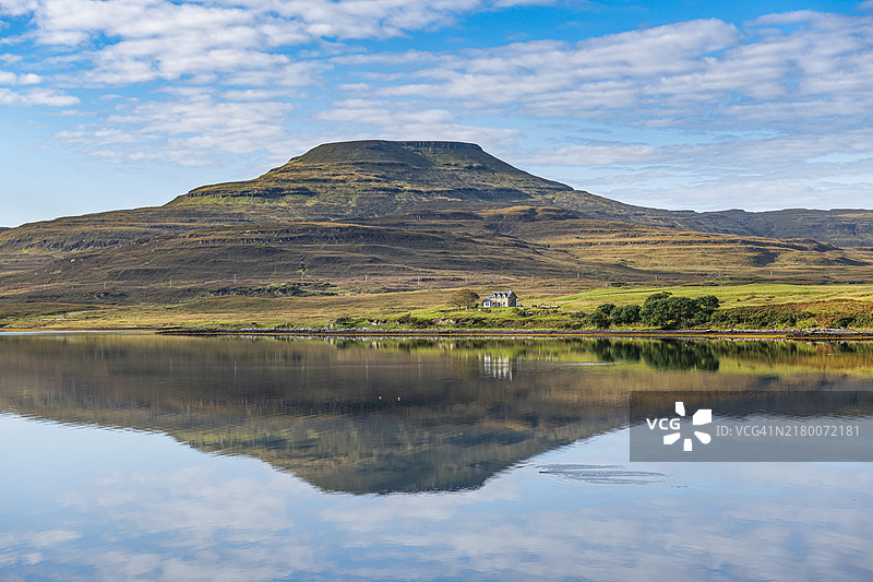 英国苏格兰斯凯岛邓韦根湖的水面倒影图片素材
