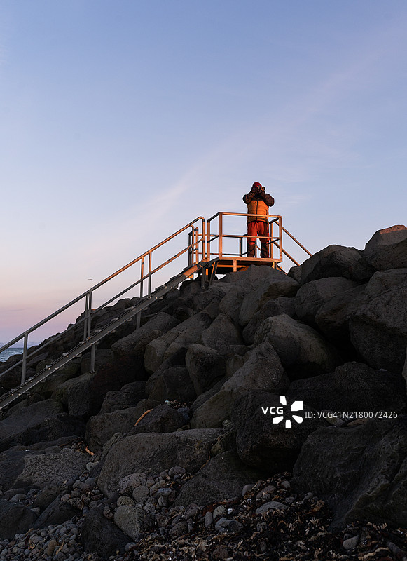 摄影师站在平台拍摄冰岛风景图片素材