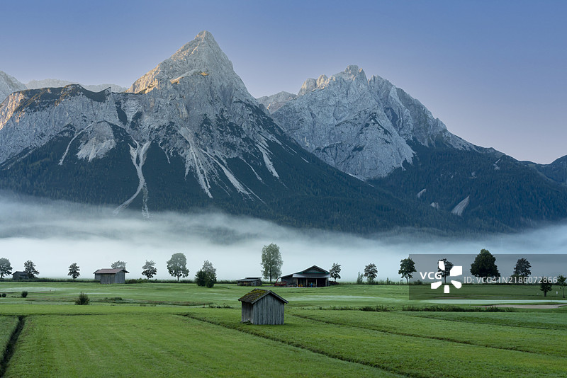 奥地利蒂罗尔州埃尔瓦尔德韦特施泰因山脉的晨雾，欧洲图片素材