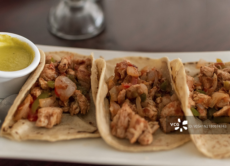墨西哥牧师式玉米饼配辣酱，美味的墨西哥鸡肉玉米饼配莎莎酱和pico de gallo图片素材