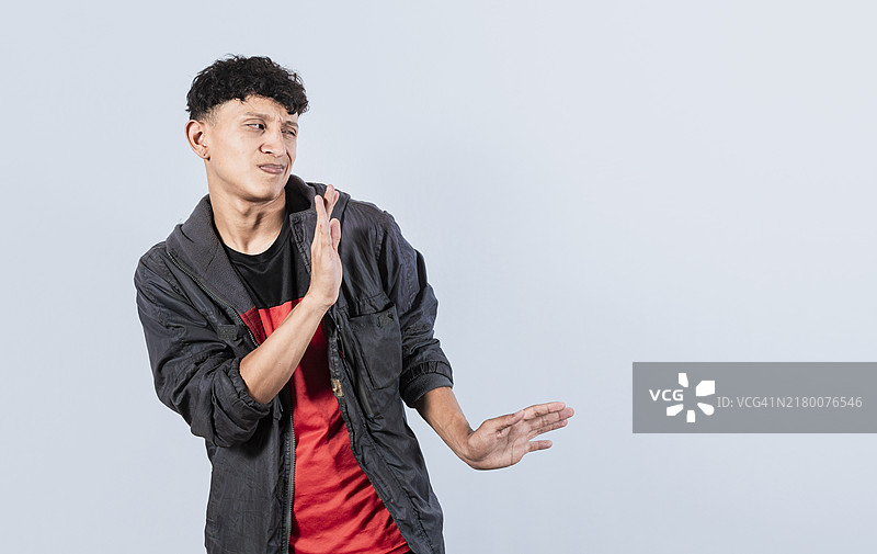 厌恶的男人做出拒绝手势图片素材