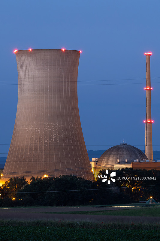 蓝色时刻的核电站图片素材