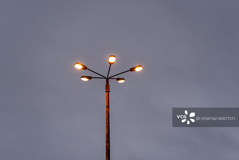 德国，欧洲，黄昏时的老路灯图片素材