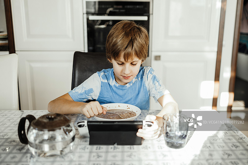 男孩早上吃谷物图片素材