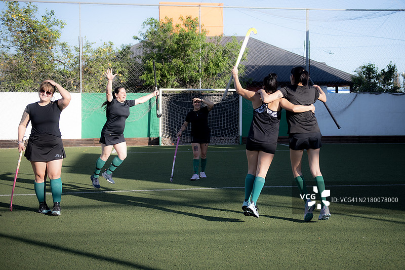 曲棍球运动员庆祝胜利图片素材