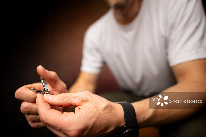 中年男子修剪指甲图片素材