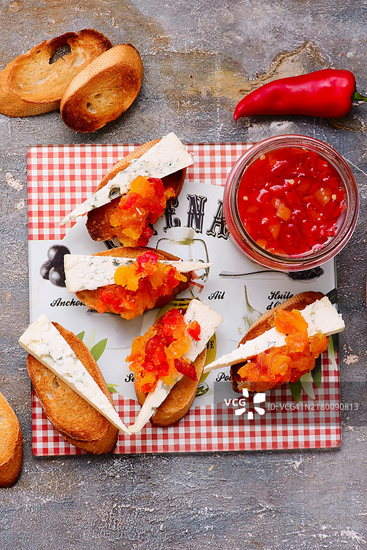甜椒果酱和蓝纹奶酪的脆皮小面包图片素材