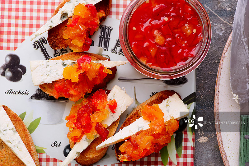 甜椒果酱和蓝纹奶酪的脆皮小面包图片素材
