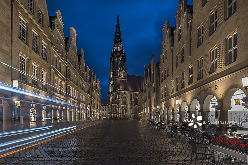 明斯特主市场和圣兰贝蒂教堂的夜景，北莱茵-威斯特法伦图片素材