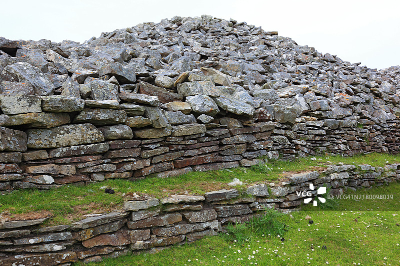 卡姆斯特石堆位于苏格兰高地凯思内斯，由圆形和长形石堆组成，卡姆斯特灰色石堆，长冢墓葬，苏格兰，英国图片素材
